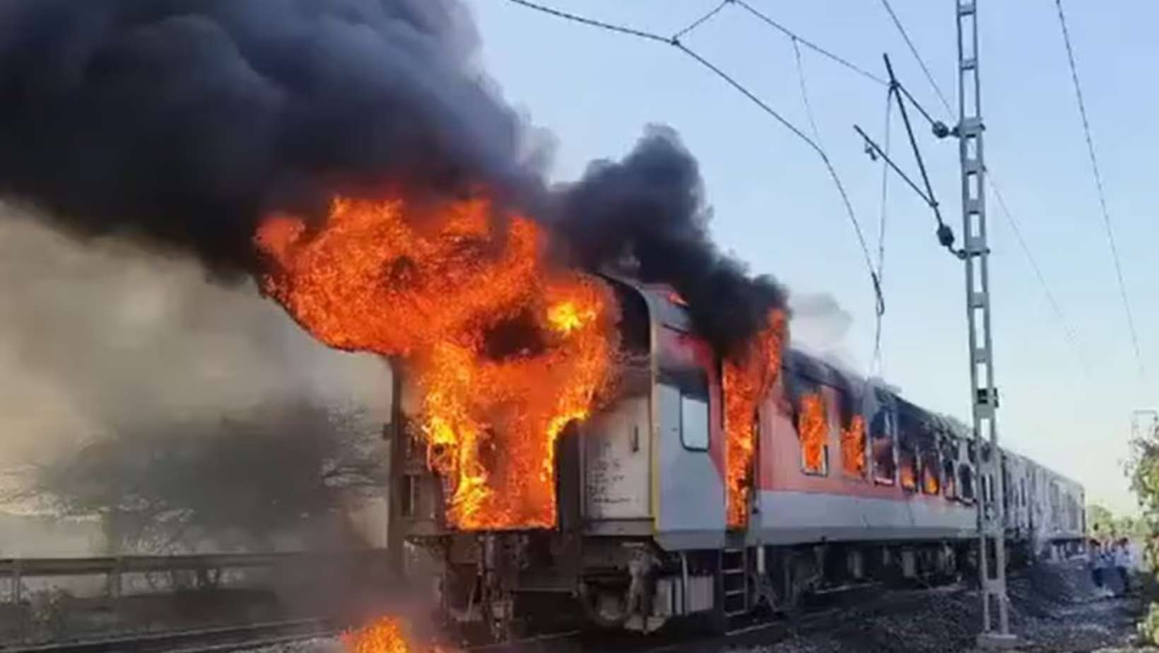 Trivandrum Delhi Rajdhani Express Fire Ratlam Mp